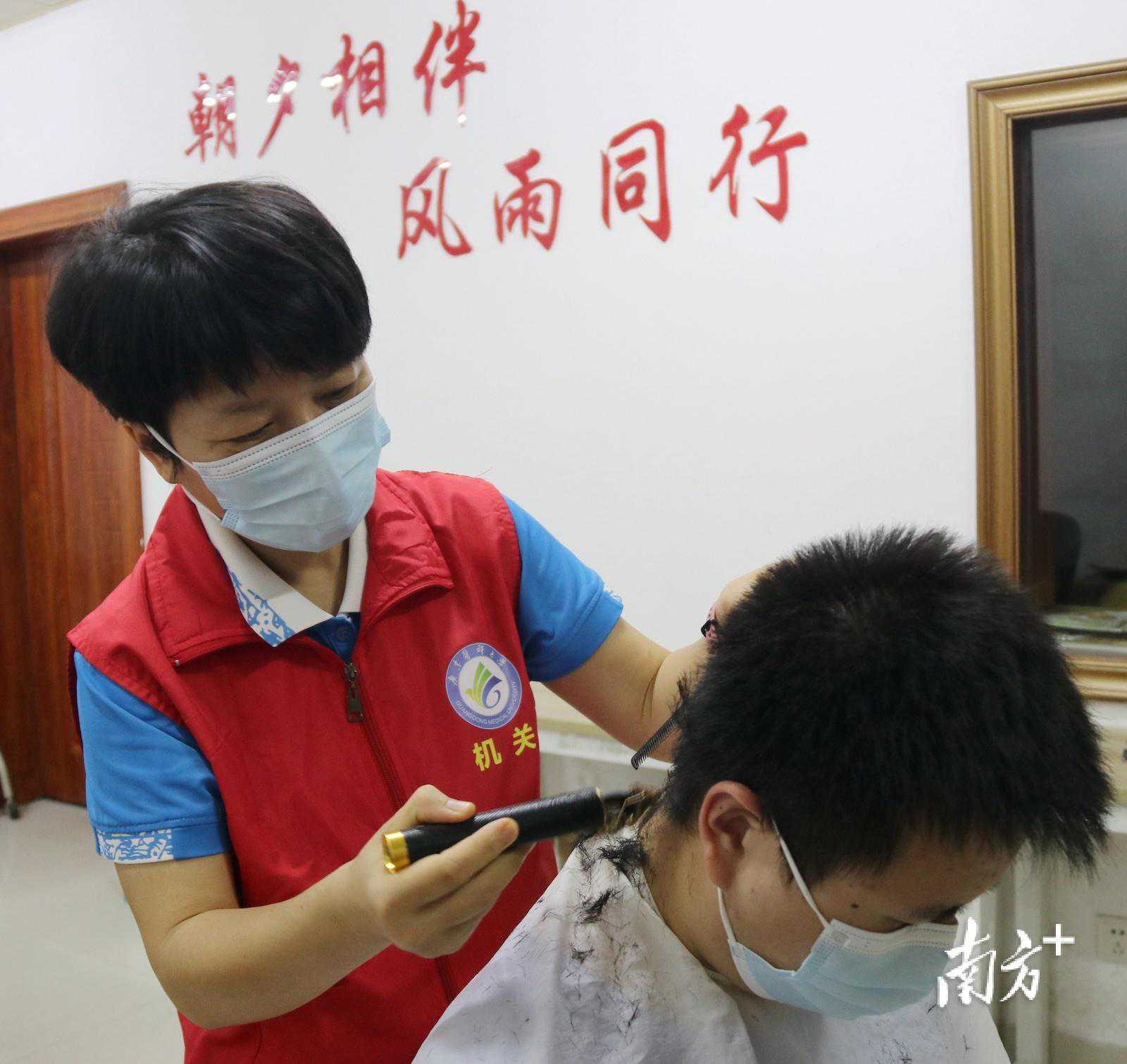理发师、空调维修工……看这所大学的百变志愿者