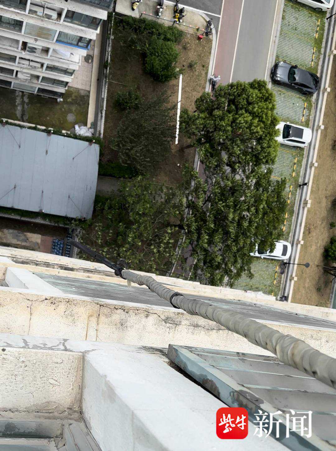 南京一小区住户空调外机从高层坠落，业主反映外机放置处存在安全隐患