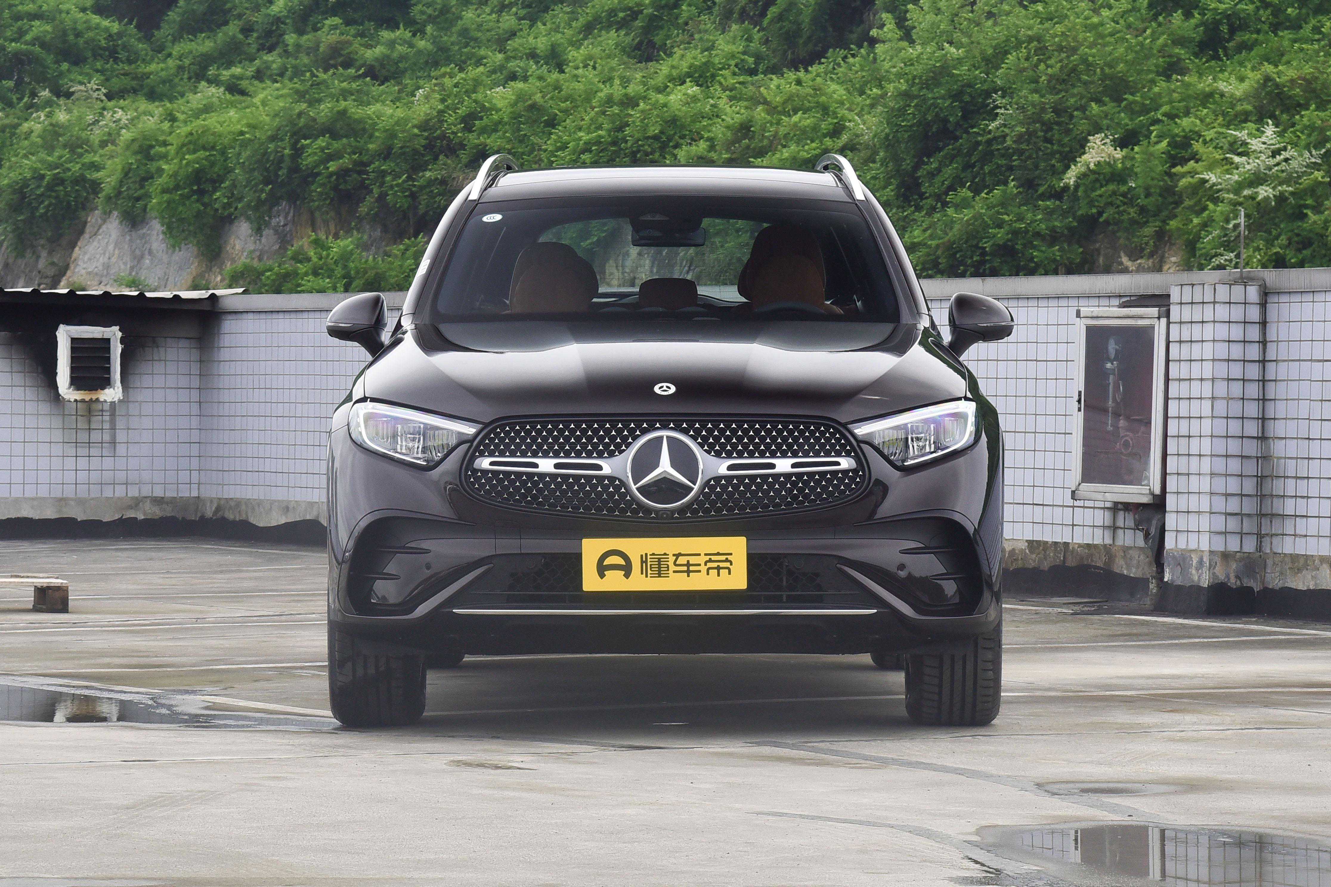 新款奔驰GLC上市，2.0T爆204Ps马力，轴距2977mm，宝马X3不香了